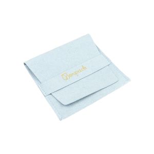 Bolsa de microfibra azul cielo con cierre de solapa y cinturón para joyería y bisutería. M-402-AC