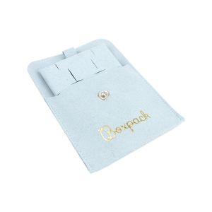 Bolsa más taco de microfibra azul cielo para pendientes omega con cierre de solapa y botón para joyería y bisutería.