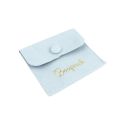 Bolsa de microfibra azul cielo con cierre de solapa y botón para joyería y bisutería. M-502-AC