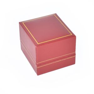 Estuche polipiel rojo para pin 47x53x40 mm. J-06-PI-R
